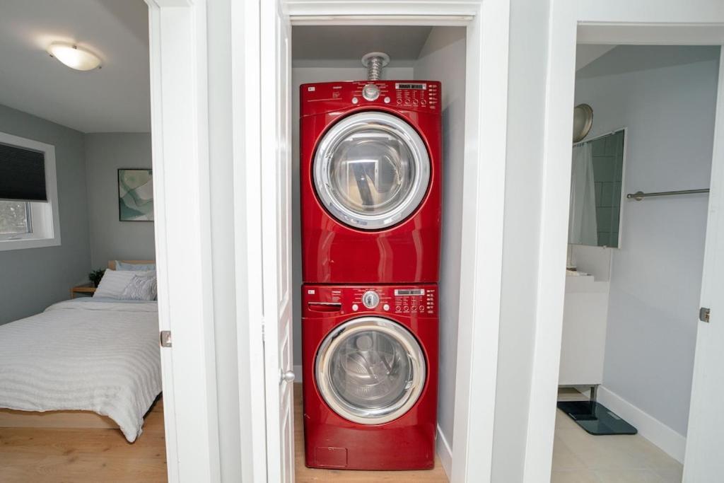 Cozy 3 Bedroom Contemporary Home With Free Parking Edmonton Eksteriør bilde