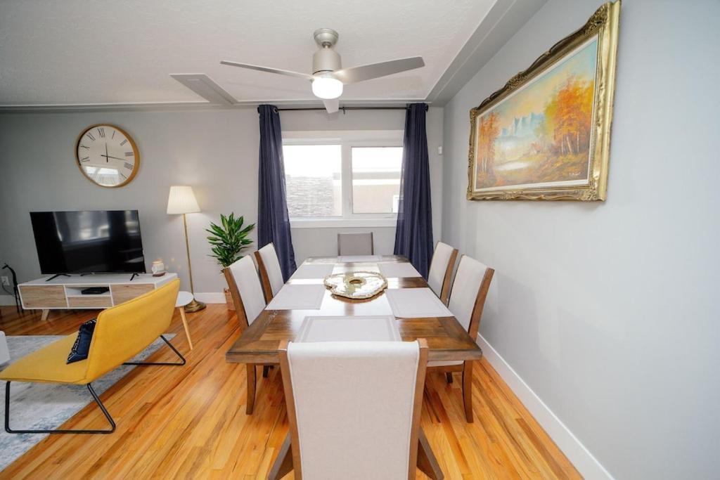 Cozy 3 Bedroom Contemporary Home With Free Parking Edmonton Eksteriør bilde