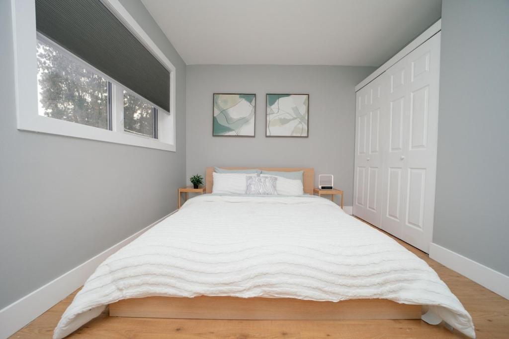 Cozy 3 Bedroom Contemporary Home With Free Parking Edmonton Eksteriør bilde