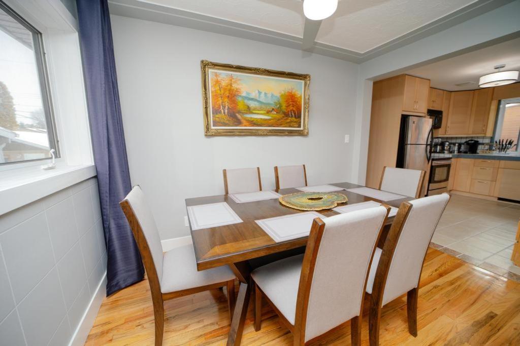 Cozy 3 Bedroom Contemporary Home With Free Parking Edmonton Eksteriør bilde