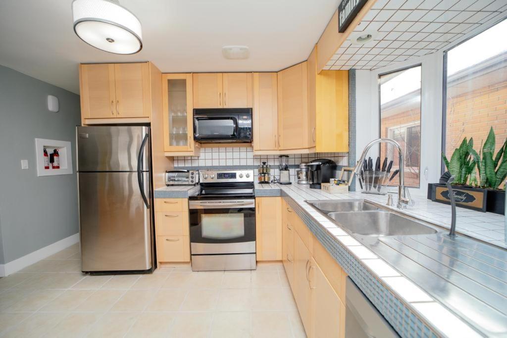 Cozy 3 Bedroom Contemporary Home With Free Parking Edmonton Eksteriør bilde
